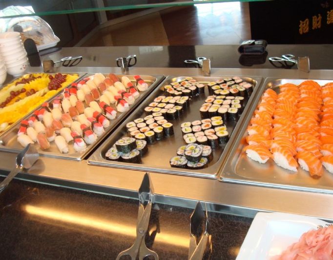 asiatisches Restaurant mit Buffet bestehend aus Sushi bei Linz